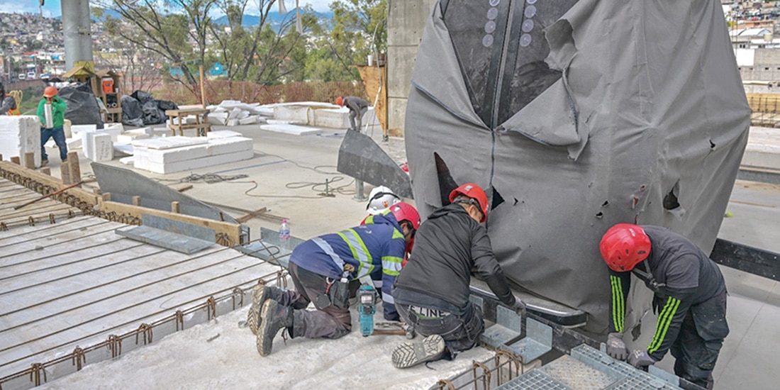 Trabajadores montan canastilla de la nueva infraestructura, en imagen de archivo.