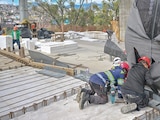 Trabajadores montan canastilla de la nueva infraestructura, en imagen de archivo.