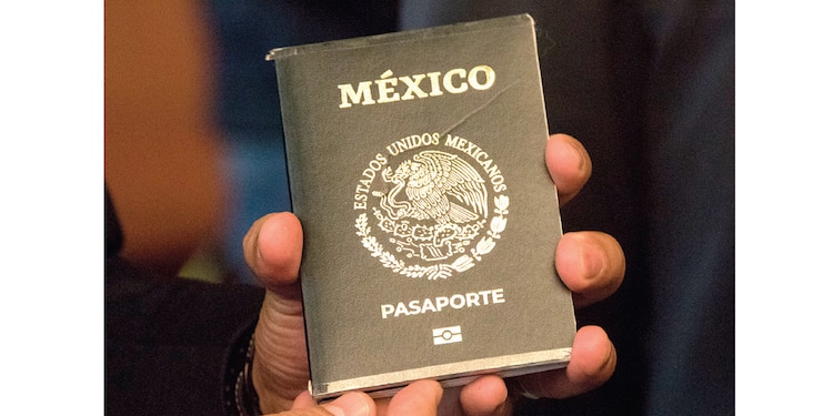 Pasaporte mexicano electrónico, en foto de archivo.