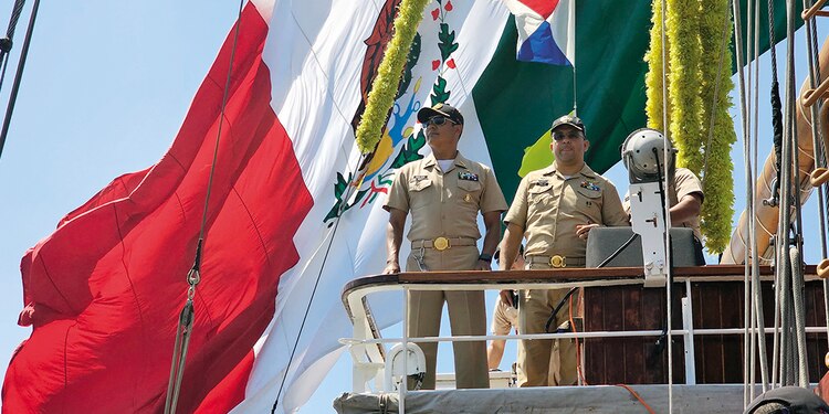El capitán de navío Víctor Hugo Molina Pérez (izq.), ayer.