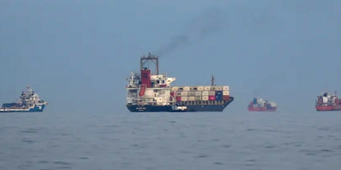 PETROLEROS y mercantes en el estrecho de Ormuz en Khor Fakkan, Emiratos Árabes, el pasado 11 de marzo.