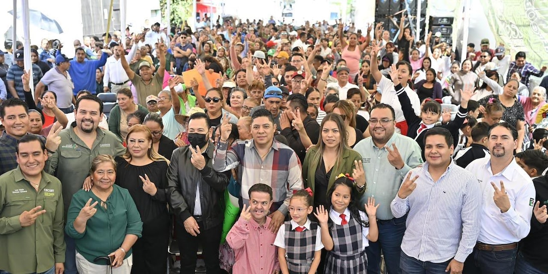 Al centro de la imagen el Gobernador constitucional.