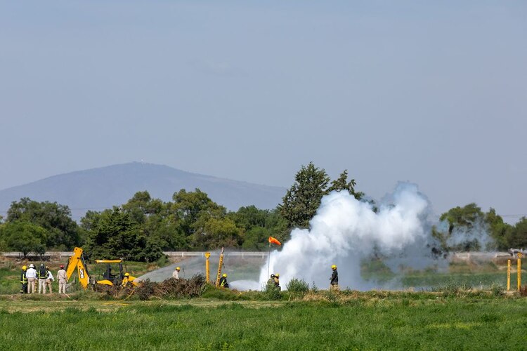 Bomberos y personal de Pemex combaten una fuga de gas por una toma clandestina en el Edomex.