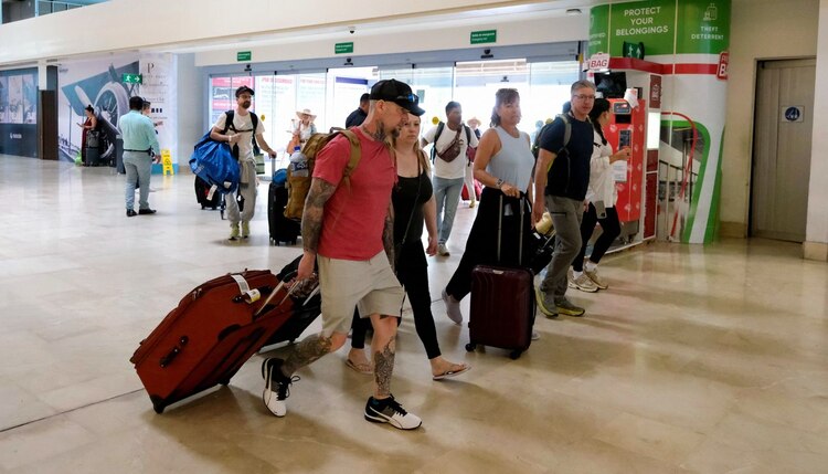 Turistas arriban a los aeropuertos de Quintana Roo.