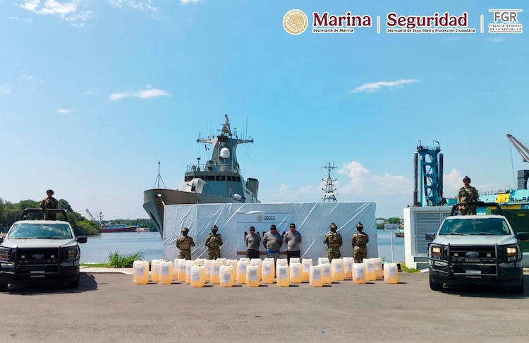 El operativo naval permitió decomisar uno de los mayores cargamentos de cocaína de 2026, además de asegurar seis motores fuera de borda y más de 2 mil litros de combustible.