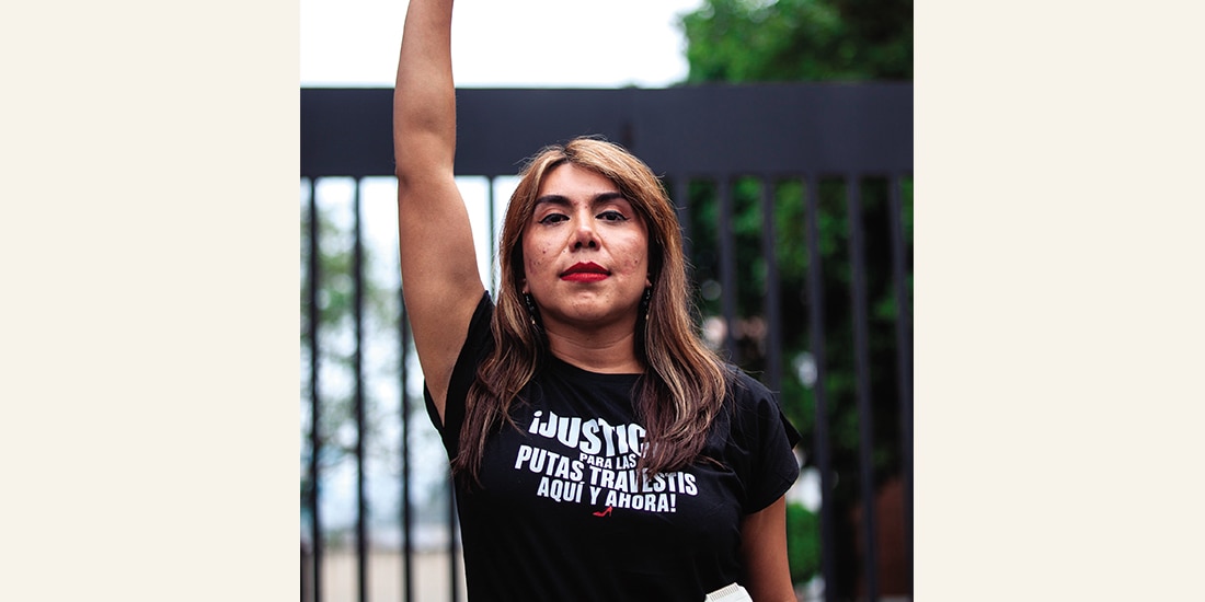 NATALIA LANE levanta el puño derecho
afuera del Reclusorio Sur, ayer.