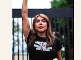NATALIA LANE levanta el puño derecho
afuera del Reclusorio Sur, ayer.