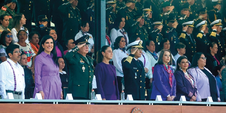 LA PRESIDENTA Claudia Sheinbaum (c.), ayer en compañía de su gabinete ante las FA.