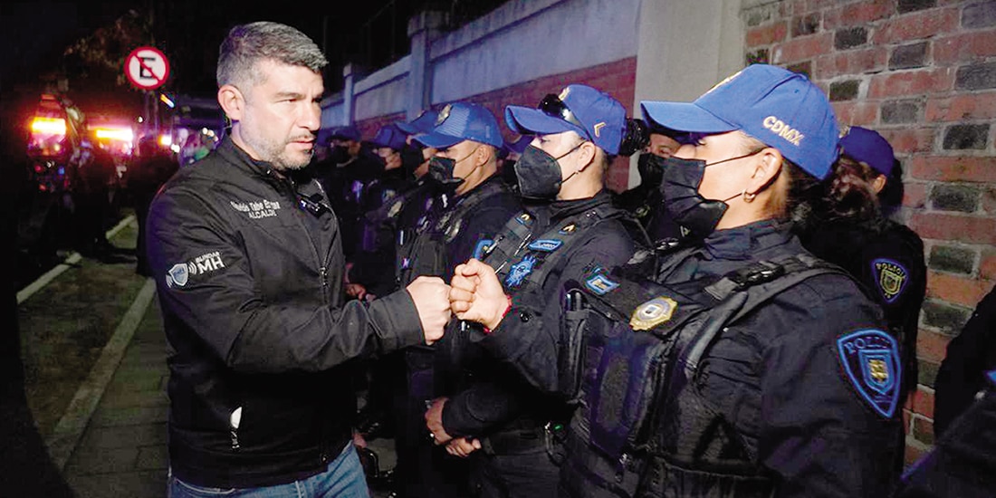 Mauricio Tabe junto con policías, en una imagen de archivo.