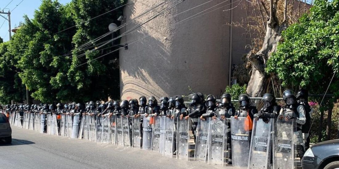 Policías resguardan Fiscalía de Guerrero.