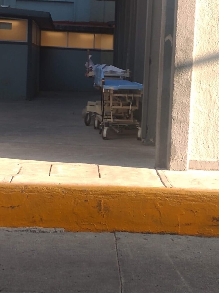 Afuera de los congeladores, cuerpos que ya no caben en el mortuorio sin protección ni medidas de seguridad.