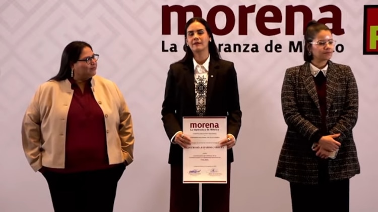 Al centro, Rosa María Bayardo, coordinadora de la Defensa de la Transformación en Colima.