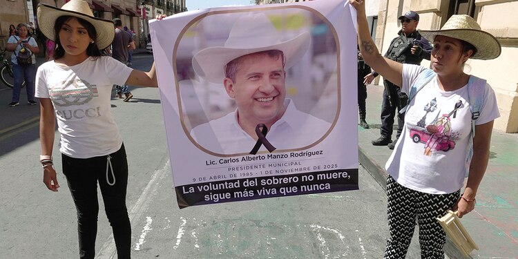 Simpatizantes de Carlos Manzo, durante una manifestación antier, en Morelia.