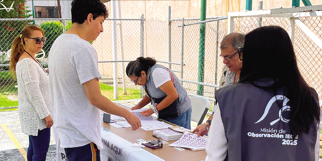 Un joven acude a consulta del Presupuesto Participativo, en septiembre.
