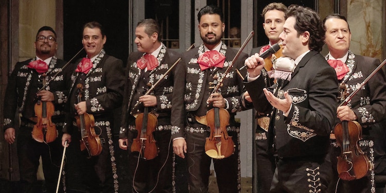 Arturo Chacón-Cruz acompañado del mariachi Gama mil.