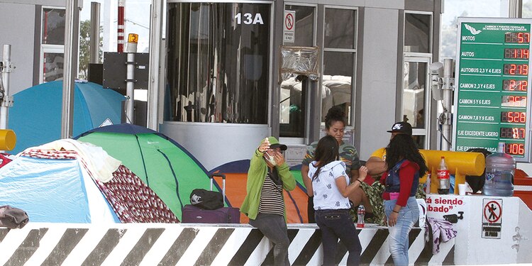 Con casas de campaña, algunos manifestantes se han apostado en varias casetas del país en demanda de apoyo ante la emergencia sanitaria u otras causas; incluso algunos piden "cooperación voluntaria" para costear sus movilizaciones.