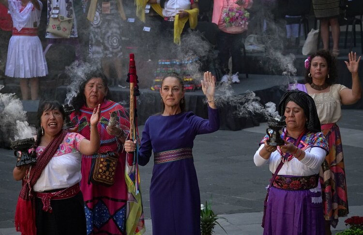 Claudia Sheinbaum, presidenta de México, encabezo la ceremonia conmemorativa del Día Internacional de las Mujeres. Año de la Mujer Indígena, Entrada en Palacio Nacional.