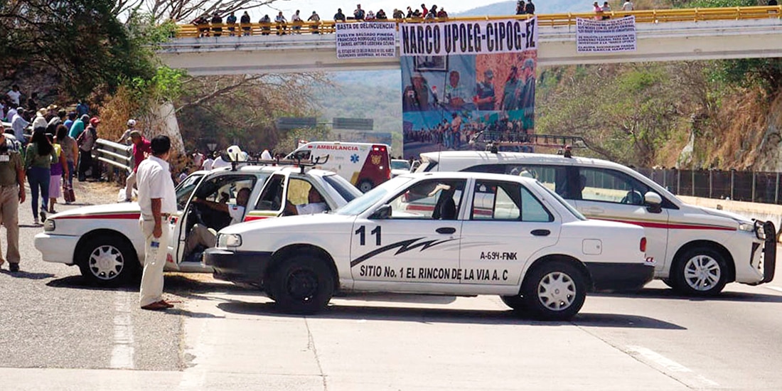 HABITANTES de Juan R. Escudero y otras zonas bloquearon ayer la Autopista del Sol.