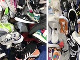 Venta de tenis originales y réplicas en un tianguis de la CDMX