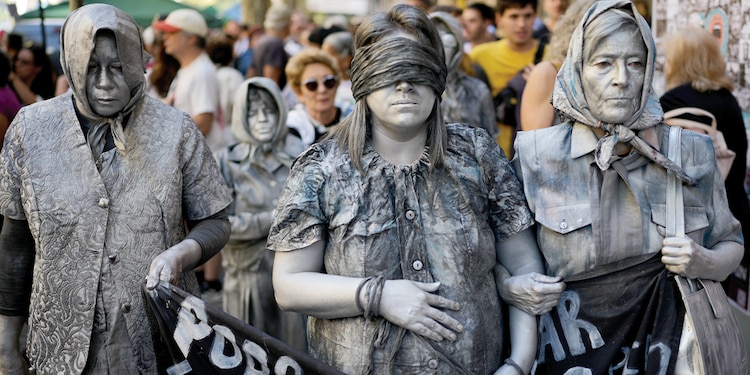 ACTIVISTAS se manifestaron durante el 50 aniversario del golpe de Estado de Argentina, ayer.