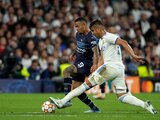 Gabriel Jesus, del Manchester City, y Casemiro, del Real Madrid, durante el partido entre ambos equipos en el Estadio Santiago Bernabéu.
