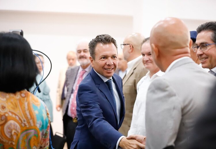 Lemus visitó el Colegio de Notarios del Estado.