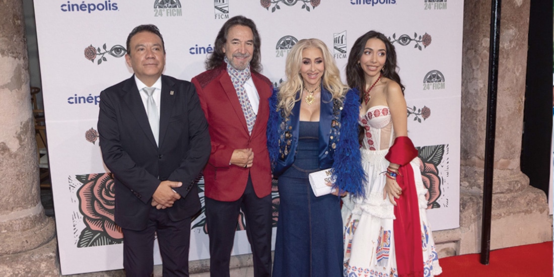 El secretario de Turismo de Michoacán, Roberto Monroy, El Buki y su familia.