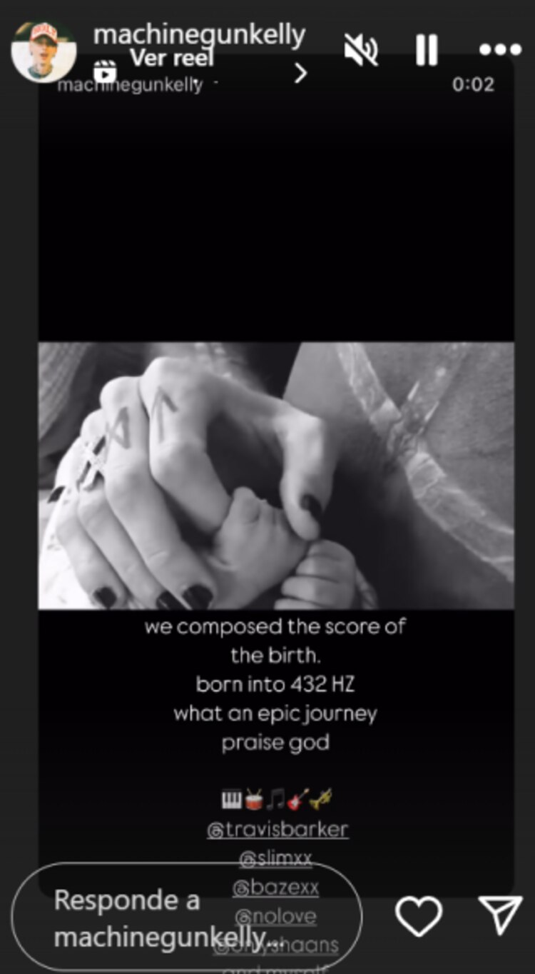 Machine Gun Kelly comparte un tierno video con su nueva hija.