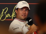 Checo Pérez en una conferencia de prensa de la F1