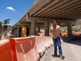 El gobernador Samuel García inspeccionó las cimentaciones hidráulicas para asegurar el paso continuo de transporte pesado.