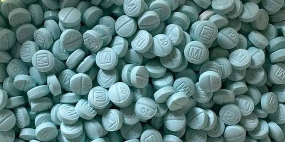 Blinken señaló que aunque muchos de los precursores químicos que utilizan las bandas criminales para producir fentanilo, son legales, “los cargamentos llegan de forma ilícita a México desde China”.