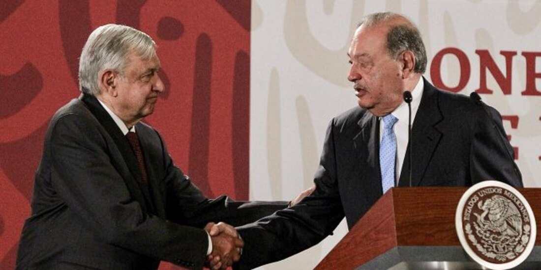 El Presidente López Obrador da la mano al empresario Carlos Slim, en foto de archivo.