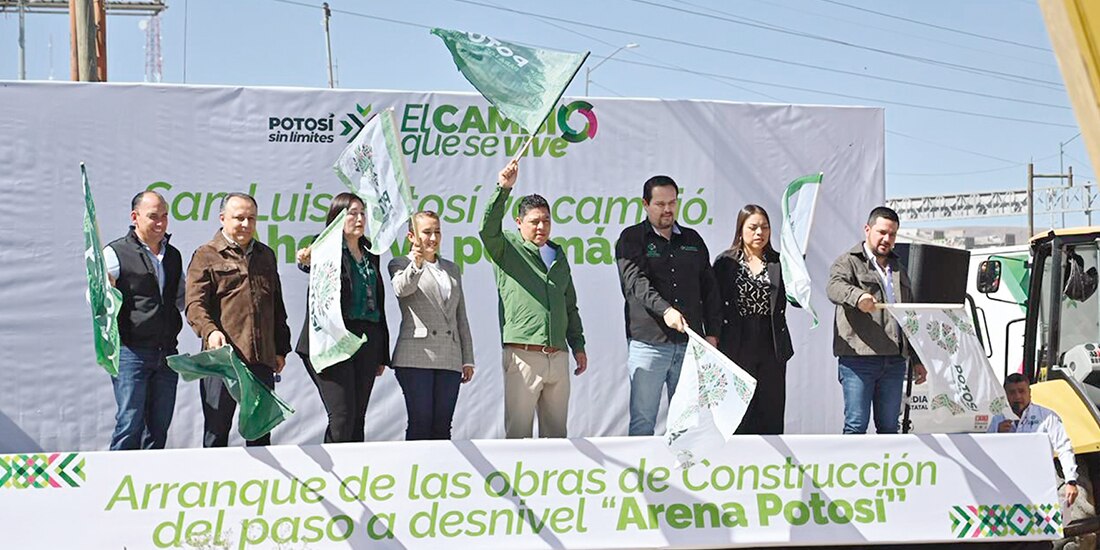 El gobernador de SLP, Ricardo Gallardo (c.), ayer, al dar el banderazo a la obra.