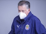 Ricardo Peláez, director deportivo de las Chivas, a la llegada del equipo a la capital del país para su juego contra Cruz Azul.