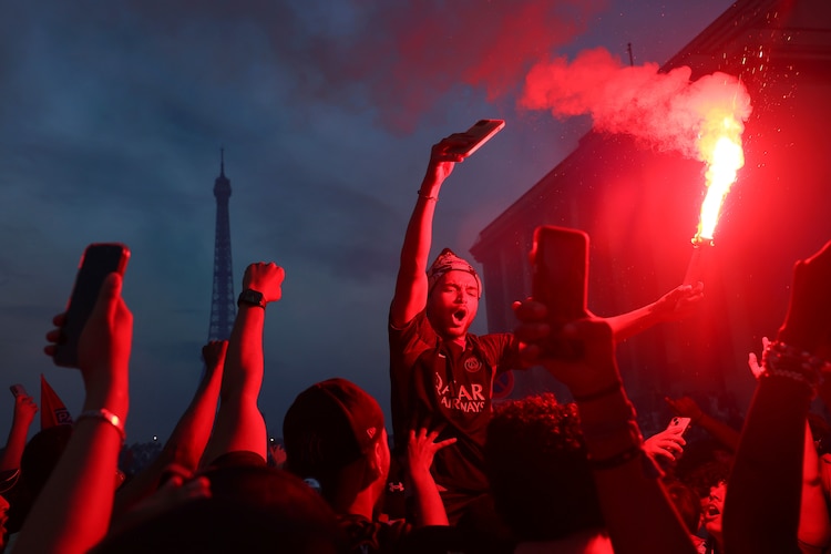 Aficionados en París durante los festejos por la coronación del PSG en la Champions League.