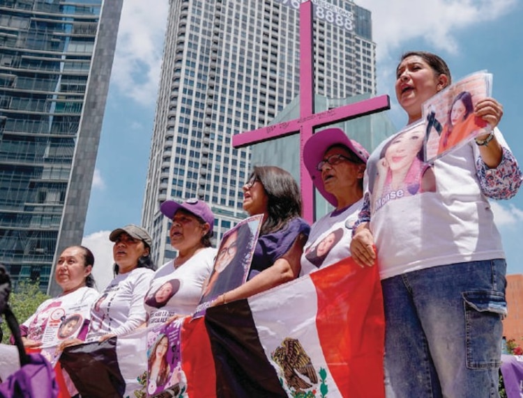 COLECTIVAS, madres buscadoras y solidarias protestan frente a Glorieta de las Mujeres que Luchan, en septiembre.