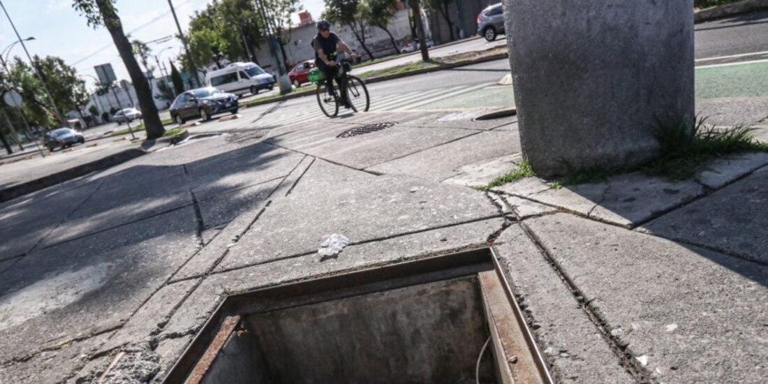 Desde hace meses iniciaron con el proceso de sustitución de coladeras de fierro colado por unas elaboradas con polímero reciclado.