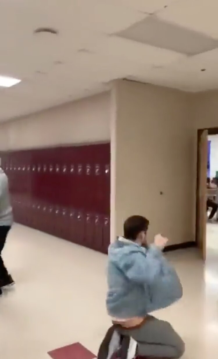 El profesor quedó de rodillas al tener contacto con el gas pimienta.