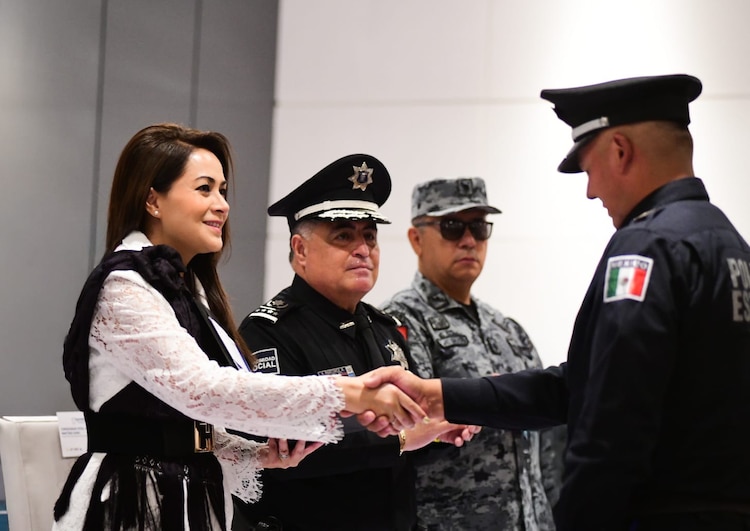 Juan Antonio López Valadez, suboficial del GOPES, agradece el apoyo institucional a nombre de los policías galardonados.