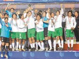 Los entonces dirigidos por Jesús Ramírez cargan el trofeo que los acreditó como monarcas mundiales Sub 17 hace 15 años en Lima.