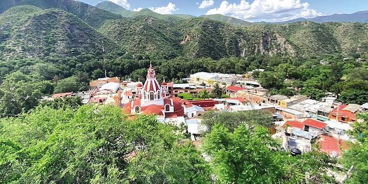 Vista del municipio Xichú, lugar para el senderismo.