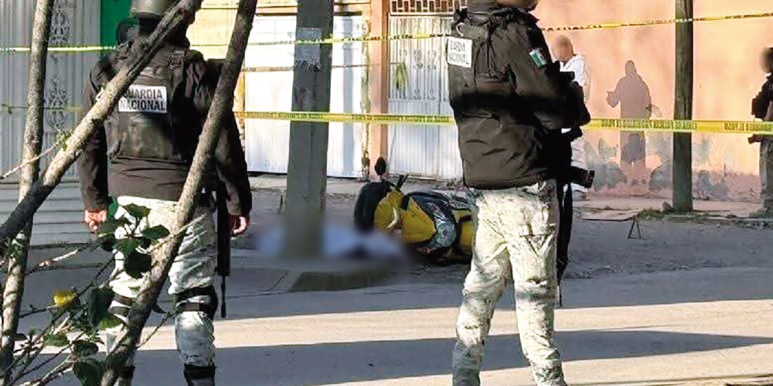 Elementos de la Guardia Nacional custodian el lugar en donde la mujer policía y su hijo, también uniformado, fueron emboscados, ayer.