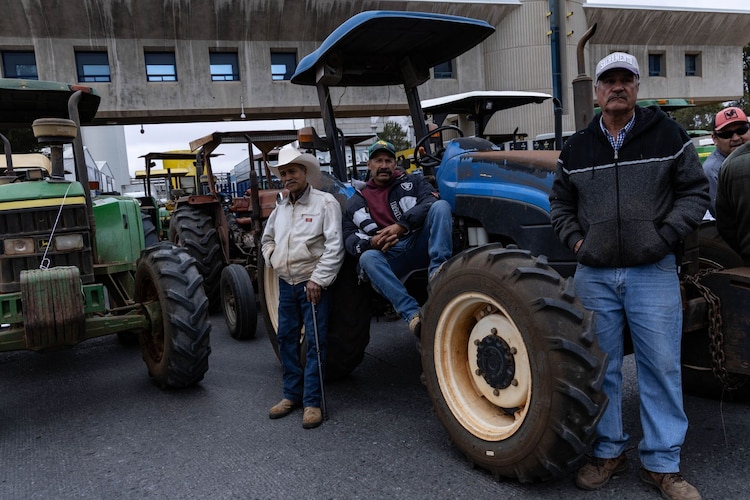 Miembros del Frente Nacional para el Rescate del Campo Mexicano (FNRCM) durante bloqueo este 6 de abril