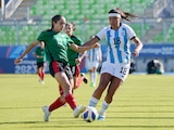 Una acción del partido entre México Femenil y Argentina Femenil en los Juegos Panamericanos 2023