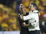 Nahuel Guzmán y Robert Dante Siboldi en un partido de la Liga MX