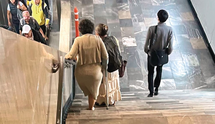 Luisa Godínez, ayer, desciende de unas escaleras en el Metro.