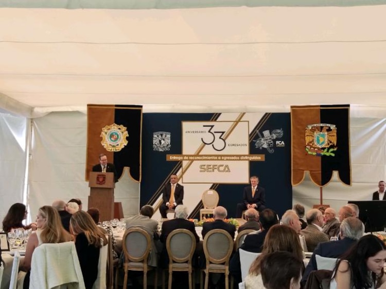Ceremonia de reconocimiento a egresados distinguidos de la Facultad de Contaduría y Administración.