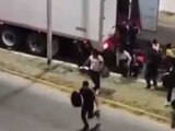 Migrantes escapan a toda velocidad de un tráiler abandonado en Oaxaca
