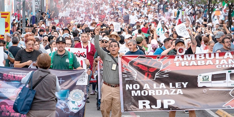 Megamarcha de trabajadores del Seguro Social en la capital del país (izq.) y Veracruz, Veracruz, ayer.