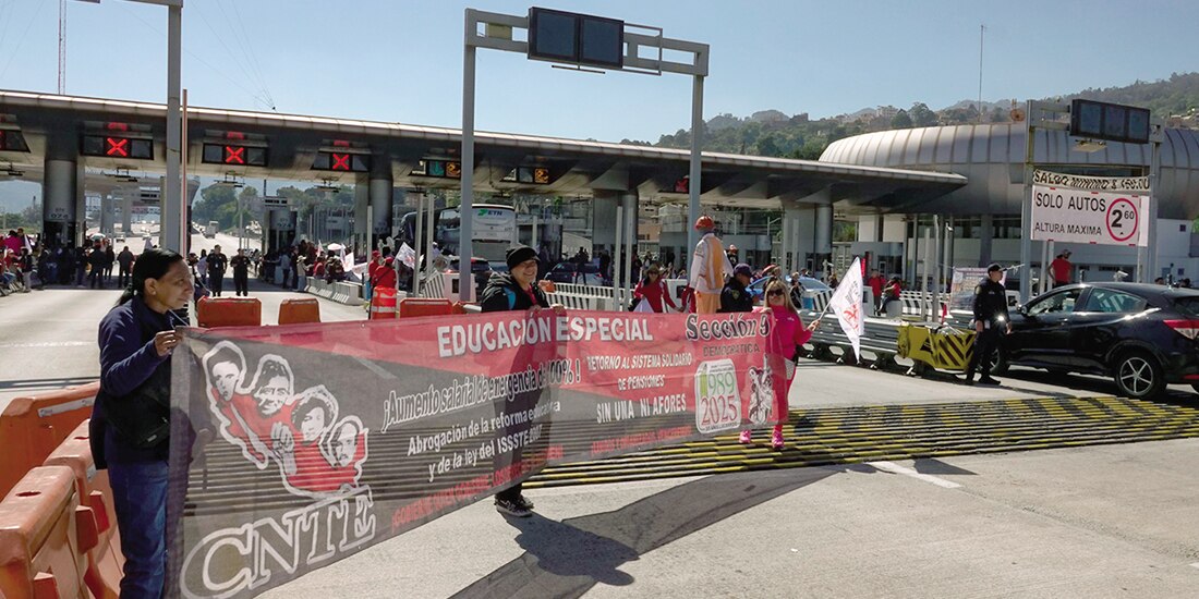 Integrantes de la CNTE, ayer, durante la toma de la caseta en la autopista México-Cuernavaca.